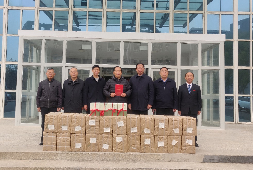 市人大常委会原主任范学贵 向我校图书馆捐赠图书